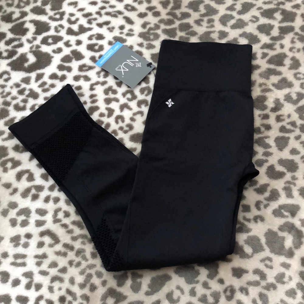 NUX Light Compression Capri Legging in Black size Small